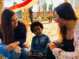 Sofía Suárez, de la Red Humanista, y Vanessa Jaramillo, de Global Shapers, acompañadas de Dilan, un niño al que esperan alegrarl