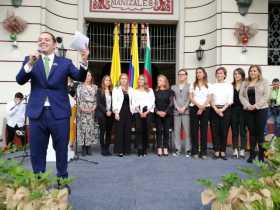 Carlos Mario Marín, alcalde de Manizales, acompañado de mujeres de su gabinete. 