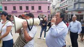  Profesores de Manizales protestan al frente de la Alcaldía