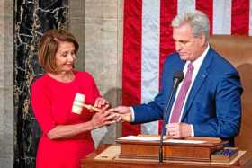 La líder demócrata Nancy Pelosi recibe el mazo del candidato republicano, Kevin McCarthy, tras ser elegida como presidenta de la