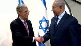 El primer ministro Benjamin Netanyahu (i) junto a John Bolton, asesor estadounidense de Seguridad Nacional.