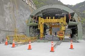 La obra, de 30 kilómetros, comprende 25 túneles, 31 puentes, 18 kilómetros de doble calzada y tres intercambiadores viales. 