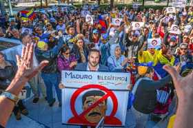 Unas 150 personas se manifiestan frente a la sede del consulado de Venezuela en Miami, Florida (EE.UU.), contra la usurpación de