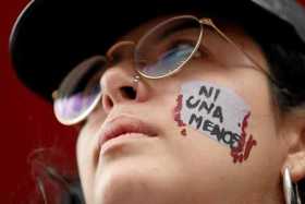 Un grupo de mujeres ecuatorianas organizó un plantón contra la violencia de género en Quito (Ecuador), luego de la violación gru