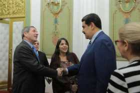 Fotografía cedida por el Palacio de Miraflores que muestra al presidente venezolano, Nicolás Maduro, mientras se reúne con el di