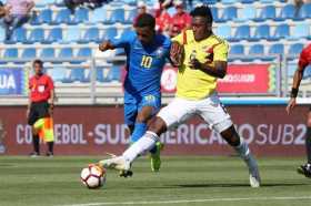 - Rodrygo  de Brasil disputa el balón con Yeller Goez de Colombia este sábado en un partido entre Brasil y Colombia durante el C