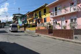 Foto | Luis Fernando Rodríguez | LA PATRIA  Por el barrio Villa Marta pasarían las volquetas.