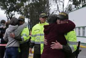  En la Escuela General Santander, también se reunieron familiares de las víctimas del atentado, policías y demás personas que se