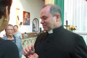 El día de la despedida, el párroco Joaquín Elías Franco Valencia recibió detalles y una serenata, que lo pusieron muy sentimenta
