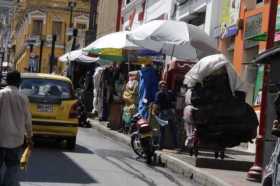 Algunos vendedores de la calle 19 no tienen aún los módulos asignados para sus ventas y continúan utilizando los carros tradicio