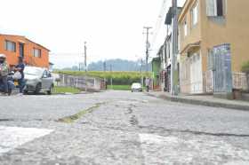 En la calle 97 36-04, de La Enea, las casas siguen temblando al paso de vehículos cuando caen a este roto.