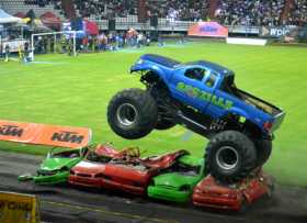 Los Monster Trucks fueron la sensación de la noche. Godzilla aplastó los carros que encontró en su camino. 