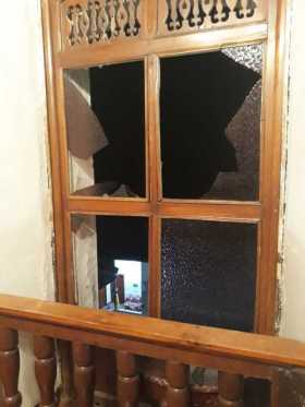 Los daños causados a un ventanal.