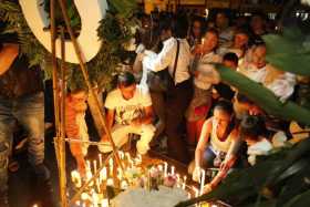 El altar en el que los asistentes dejaron las velas.