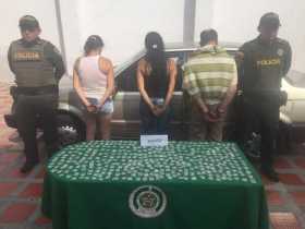 En la carrera 36A con calle 65, detuvieron a un hombre de 51 años, dos mujeres de 48 y 33 años, y aprehendieron a una menor de 1