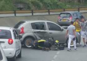 Dos heridos en choque de carro y moto en entrada a Villamaría