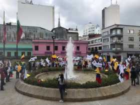 Fotos | Cortesía | LA PATRIA  Decenas de personas se plantaron a protestar el viernes en la plazoleta de la Alcaldía de Manizale