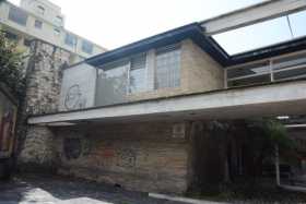 Estado de la fachada de una vivienda declarada Bien de Interés Cultural. Allí opera una