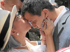  El presidente de la Asamblea Nacional de Venezuela, Juan Guaidó, recibe un beso de su madre, Norka Márquez, antes de hablar ant