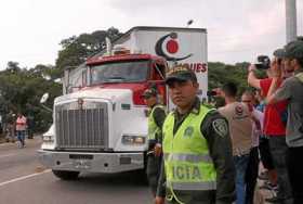 Los vehículos llegaron escoltados por la Policía colombiana, que acompañó la caravana en motos y camionetas, ante la mirada aten