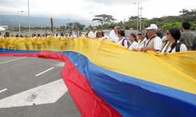 Foto | EFE | LA PATRIA  30 médicos venezolanos llegaron ayer al lado colombiano del puente internacional de Tienditas, donde se 