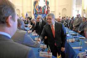 El presidente de Colombia, Iván Duque, y el secretario general de la OEA, Luis Almagro, saludan a los miembros del Consejo Perma
