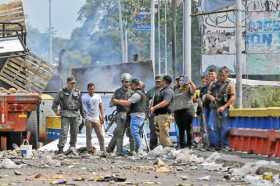 a ministra de asuntos Penitenciarios, Iris Varela, flanqueada por fuerzas de seguridad de Venezuela en el puente Francisco de Pa