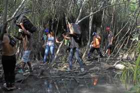 Los ciudadanos siguen volcándose a las trochas para poder pasar de lado a lado. Algunos, incluso tomaron la decisión de mudarse 
