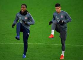 James Rodríguez (derecha) entrena con Renato Sanches en el estadio Anfield, donde hoy se enfrentarán Liverpool y Bayern Múnich e