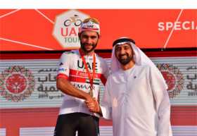 Fernando Gaviria (de blanco) supera en el remate a Elia Viviani en la segunda etapa del Tour de los Emiratos Árabes.