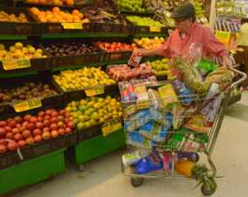 Augusto Jaramillo merca cada mes en el Supermercado del Centro.