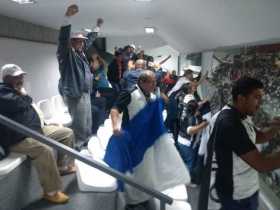 Los hinchas de Santaní celebraron la clasificación en un palco del estadio Palogrande.