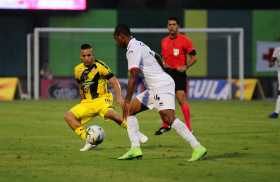 Edwin Velasco se equivocó en el empate de Alianza Petrolera al perder el balón en la mitad de la cancha. Once Caldas acumuló dos