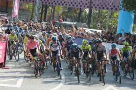 La fuga fue protagonista en la jornada de ayer, pero el pelotón apretó y controló a los escapados. Las calles de Medellín se lle