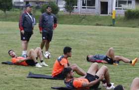 Santaní llegó el martes a medianoche a la ciudad y ayer entrenó en la cancha de la Escuela de Carabineros Alejandro Gutiérrez. 