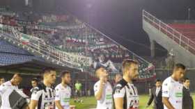 Los equipos saltaron a la cancha y al fondo estuvieron los hinchas del Once Caldas en el debut en la Copa Sudamericana ante el D