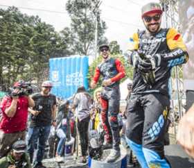 Marcelo (adelante) y Rafael celebran en el podio el primer y segundo lugar que obtuvieron en la segunda edición del Red Bull Dev