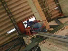 Trabajos en el estadio Palogrande para reparar el techo. Los operarios utilizan línea de vida para ascender a la estructura. 