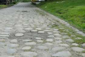 Las calles empedradas de Pueblo Nuevo pierden su encanto por falta de mantenimiento.