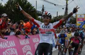 Sebastián Molano tomó la bandera de Fernando Gaviria y ganó ayer el sprint de la tercera etapa del Tour Colombia 2.1 en Llanogra