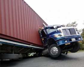 Una tractomula se salió de la vía en Anserma