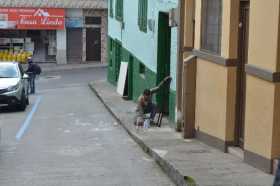 Habitantes del pasaje Orrego están molestos por el ruido que emiten los talleres contiguos a sus viviendas, Además dicen que los