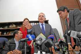 El expresidente Álvaro Uribe se molestó al ser preguntado sobre si su iniciativa es la “Ley Andrés Felipe Arias”. 