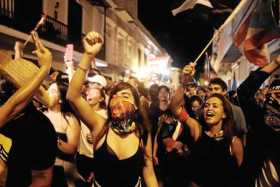 Decenas de personas celebraron tras el anuncio del gobernador de Puerto Rico, Ricardo Rosselló, en los alrededores de la Fortale