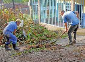 Fotos | Julián García | LA PATRIA La emergencia invernal del domingo en la madrugada taponó la vía de acceso al barrio Los Mango