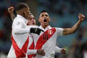 Los jugadores peruanos se abrazan luego de conseguir el segundo gol ante Chile. El tanto les dio tranquilidad para confirmar la 