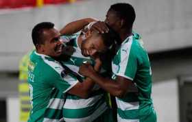 Jeider Riquett (c) de La Equidad celebra un gol ante Royal Pari de Bolivia este martes, durante el partido de vuelta por los oct