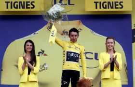 Egan Bernal con la camiseta amarilla.