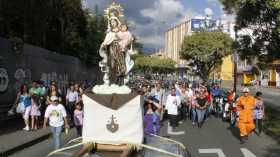 Durante la celebración es tradicional la caravana y la bendición de los vehículos.