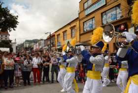 Los asistentes gozaron y aplaudieron al paso de cada banda.